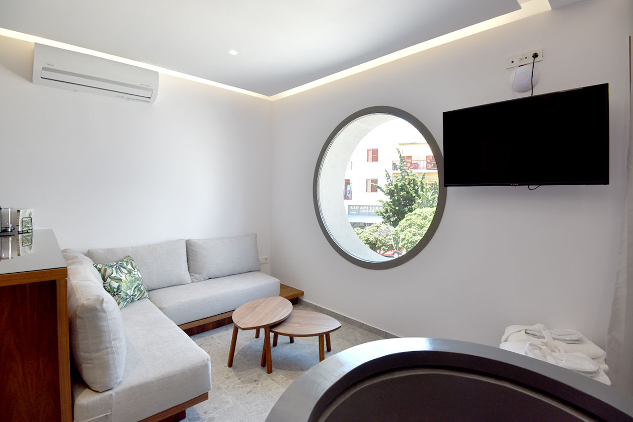 Queen’s Suite Rose n Stone Luxury Houses