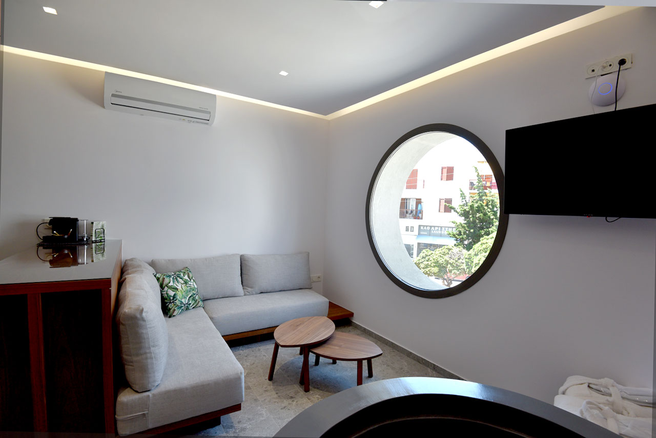 Queen’s Suite Rose n Stone Luxury Houses